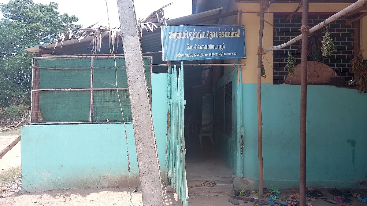 திருவாரூர்: கஜாவால் சேதமான அரசுப்பள்ளிக் கட்டடம்... வகுப்பறையான கோயில் கொட்டகை; விடிவுகாலம் எப்போது?