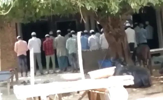 வீட்டில் கூடி தொழுகை