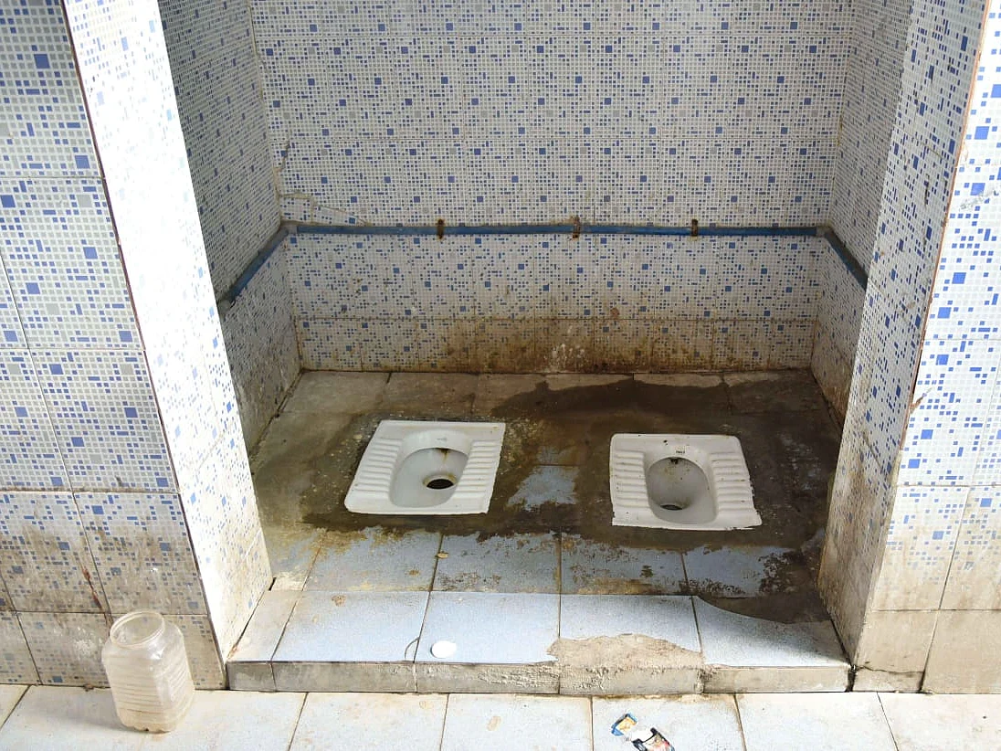 கதவு, தடுப்புகள் இல்லை; அருகருகே இரண்டு கழிப்பிடங்கள்! - முகம் சுளிக்க வைக்கும் கோவை பொது கழிப்பறை