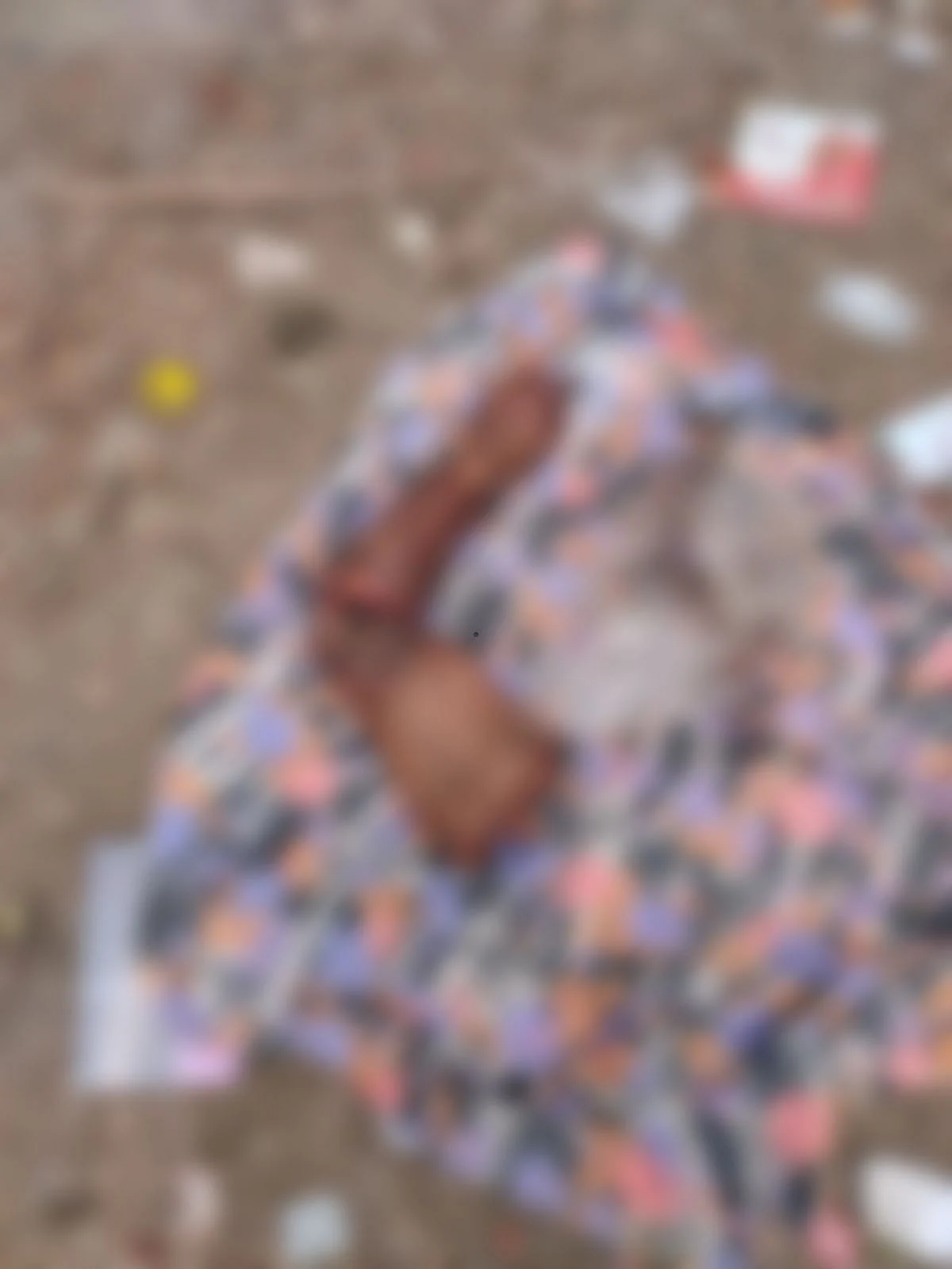 குப்பைத்தொட்டியில் இருந்த கை
