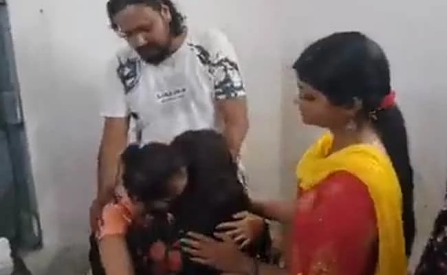 பெற்றோருடன் சேர்ந்த காவ்யா