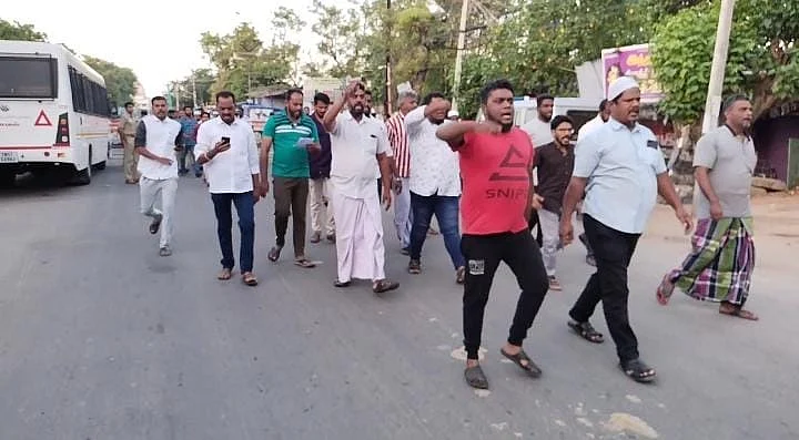 ஆர்ப்பாட்டத்தில் ஈடுபட்ட பாப்புலர் ஃப்ரன்ட் ஆஃப் இந்தியா கட்சியினர்