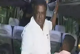 பேருந்தில் ஆய்வு செய்யும் அமைச்சர்