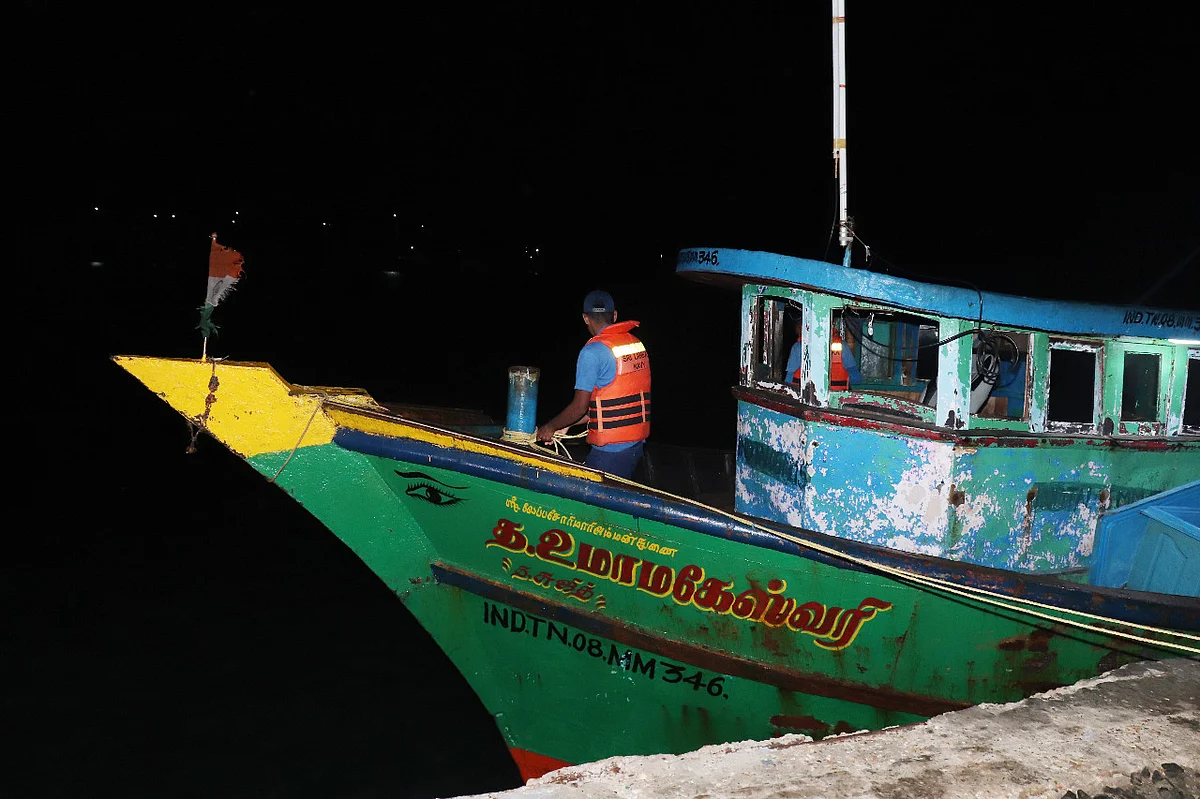 புதுக்கோட்டை: எல்லை தாண்டி மீன்பிடித்ததாக 8 மீனவர்கள் கைது! - தொடரும் இலங்கை கடற்படையின் கைது