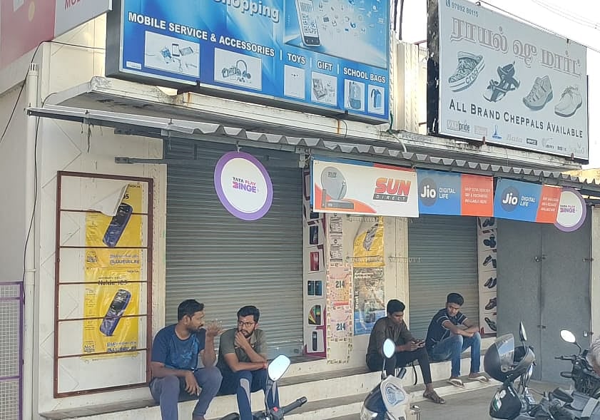 வழிவிடுவதில் மோதல்; வணிகர் சங்கத் தலைவர்மீது வன்கொடுமை சட்டத்தில் வழக்கு பதிவு - என்ன நடந்தது?