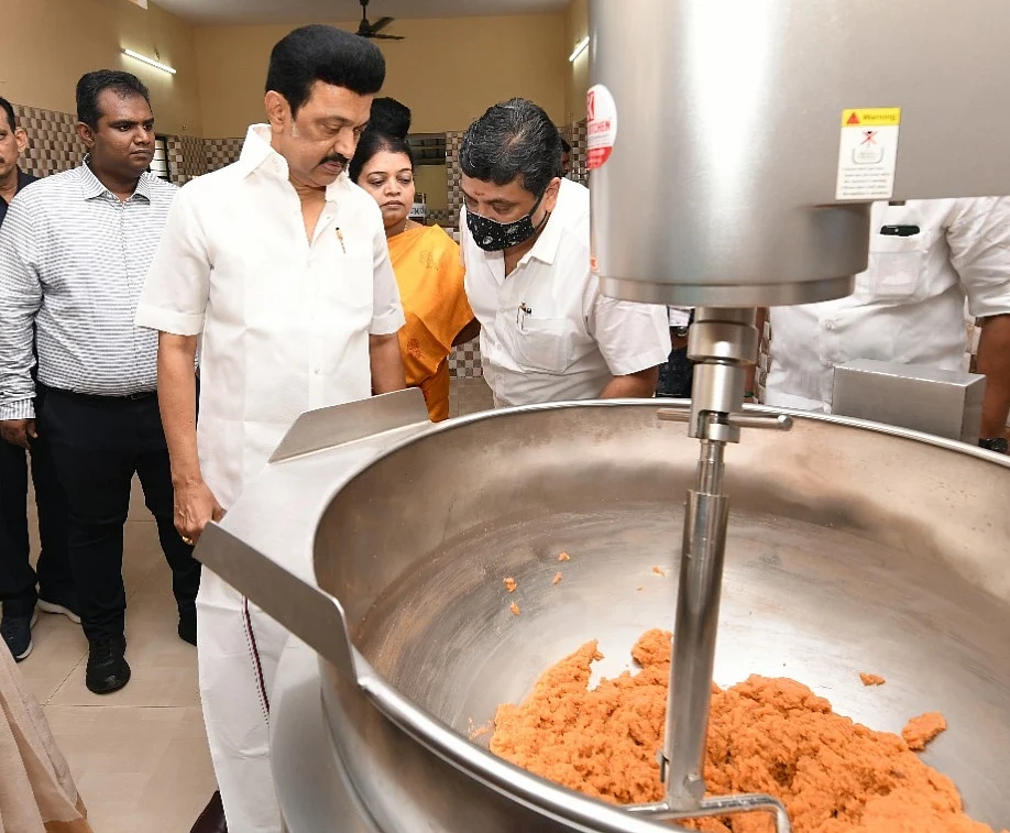 தயாராகும் உணவை பார்வையிட்ட முதல்வர்