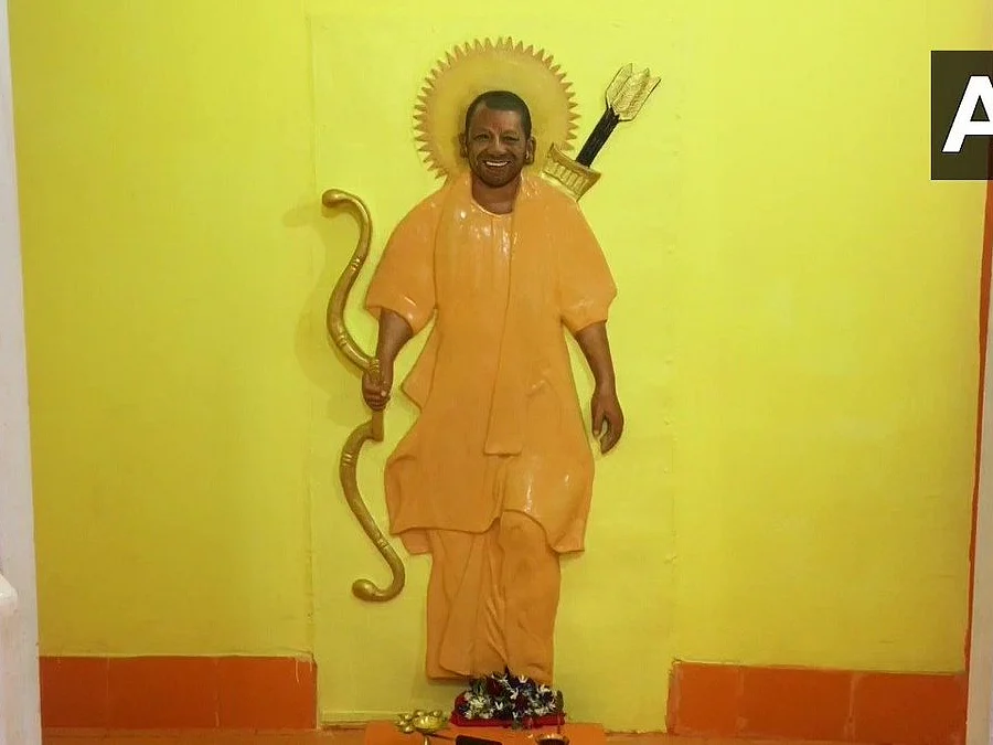 ராமராக மாறிய யோகி; ரூ.8.5 லட்சம் செலவில் யோகிக்கு அயோத்தியில் கோயில் கட்டிய நபர்!