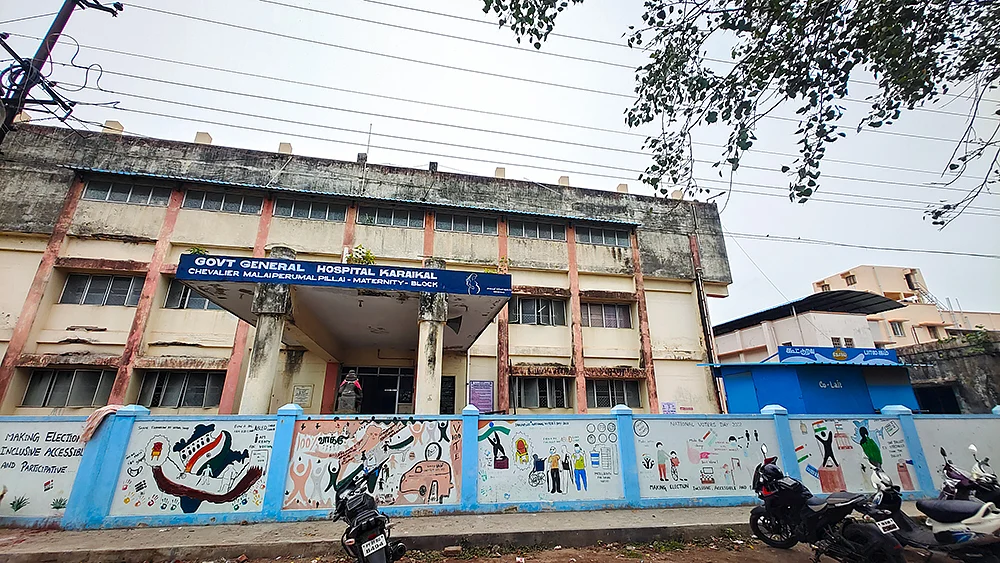 சம்பளம் காரைக்காலில்... வேலை புதுவையிலா? - நோயாளிகளைத் தவிக்கவிடும் அரசு மருத்துவர்கள்