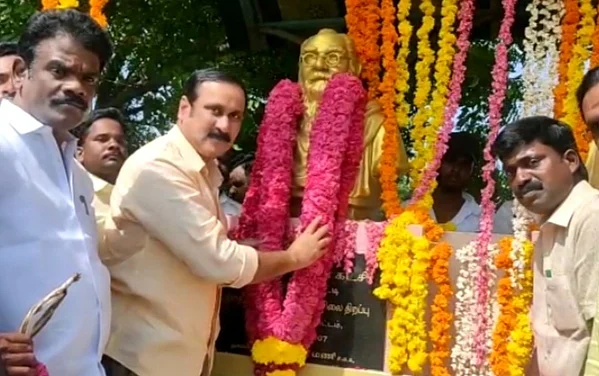 பெரியார் சிலைக்கு மாலை அணிவித்த அன்புமணி.