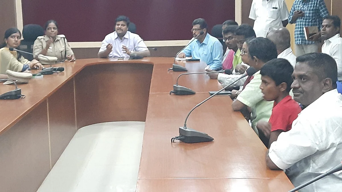அமைதி பேச்சுவார்த்தை நடத்தும் ஆட்சியர்
