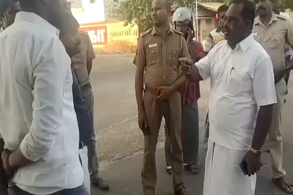போலீஸ் முன்பாகவே வாக்குவாதம்