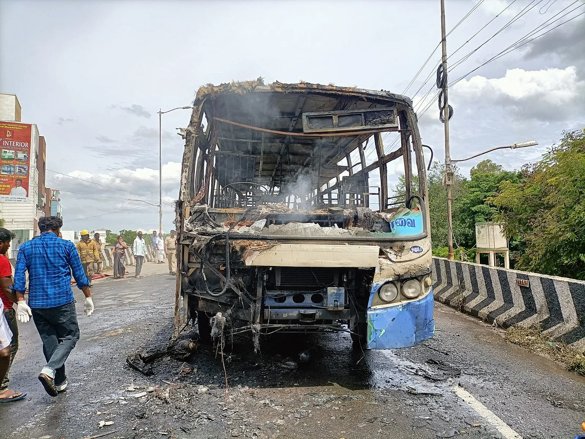 எரிந்த நிலையில் பஸ்