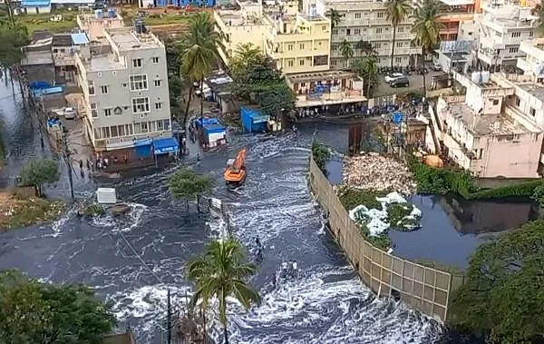 குடியிருப்புகளுக்குள் சூழ்ந்த வெள்ளம்