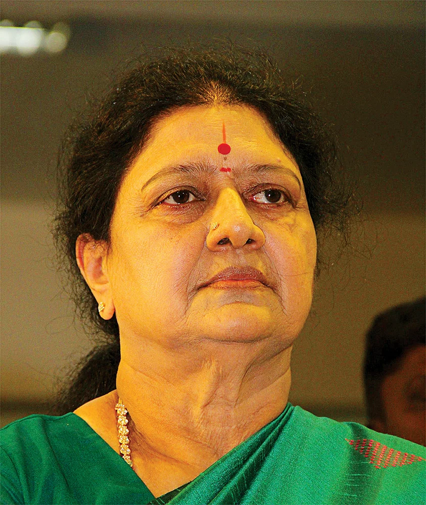 சிறப்பாக முதுகில் குத்துபவர் ஓ.பி.எஸ்... - சசிகலா அரசியலில் தீயசக்தி!