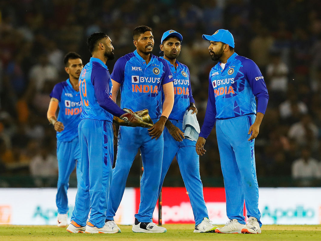 `ஜெர்ஸியைத் தவிர எதுவும் மாறல' - கேட்ச் ட்ராப்கள்; டெத் ஓவர் சொதப்பல்கள்; ஆஸியிடம் வீழ்ந்த இந்தியா!