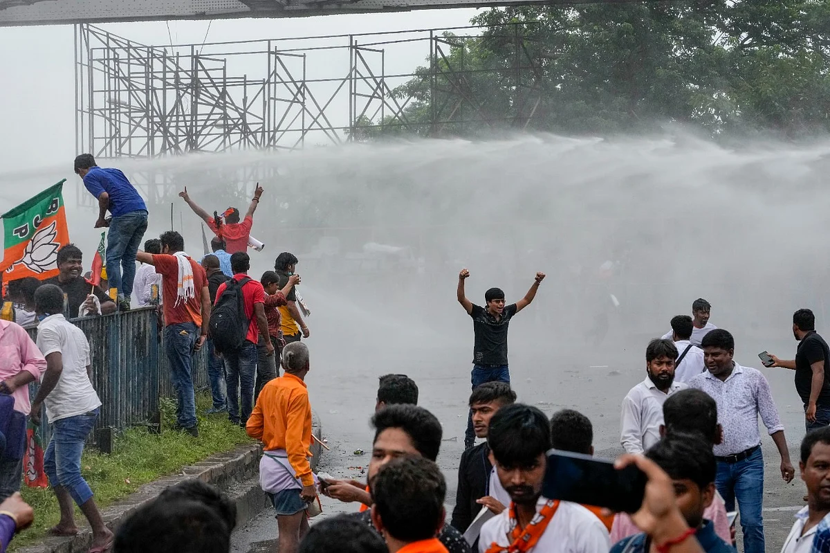 மேற்குவங்கம்: காவல்துறை - தொண்டர்கள் கடும் மோதல்... கலவரத்தில் முடிந்த பாஜக பேரணி!