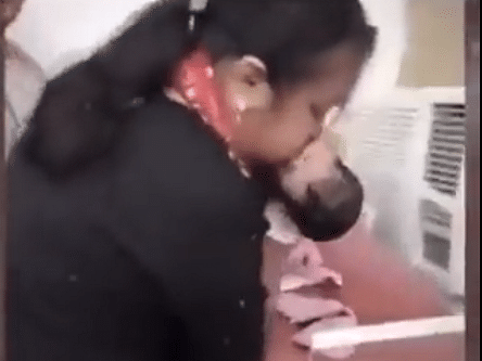 `வாயோடு வாய் வைத்து சுவாசம்’ - பிறந்த குழந்தையைக் காப்பாற்றிய மருத்துவர்... வைரல் வீடியோ!