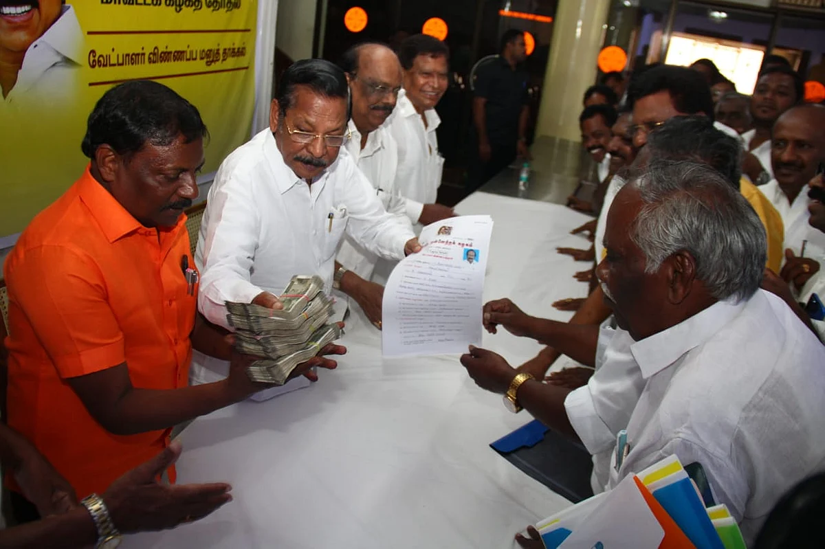 பணம் கட்டும் நிர்வாகிகள்