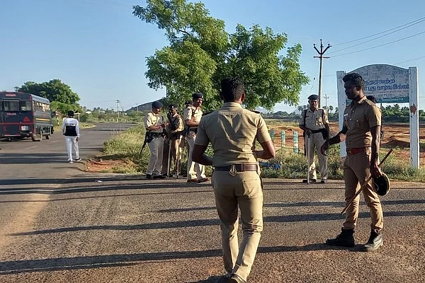 சோதனை நடக்கும் இடத்தில் போலீஸ் பாதுகாப்பு
