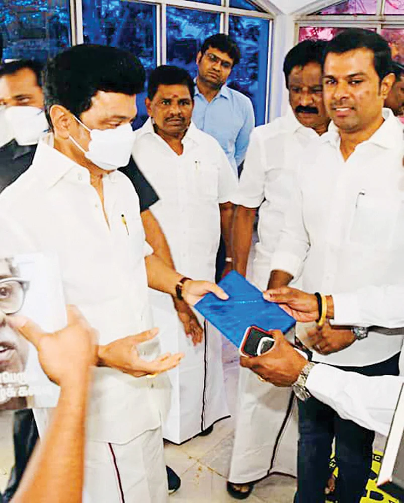 மிஸ்டர் கழுகு: ஜெயலலிதா இடத்தில் இ.பி.எஸ்... இருப்பதையும் இழக்கும் ஓ.பி.எஸ்!