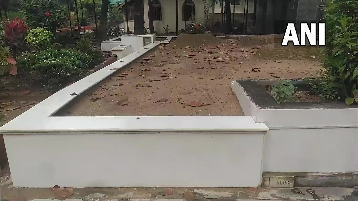 மின்விளக்கு அகற்றப்பட்ட சமாதி