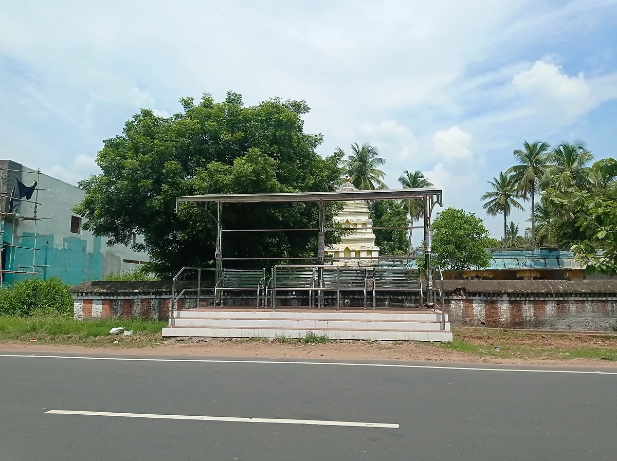 வேலூர்: நிழற்குடை கட்டி முடித்தும் பயனில்லை... சுட்டிக்காட்டிய விகடன்; நடவடிக்கை எடுத்த அதிகாரிகள்