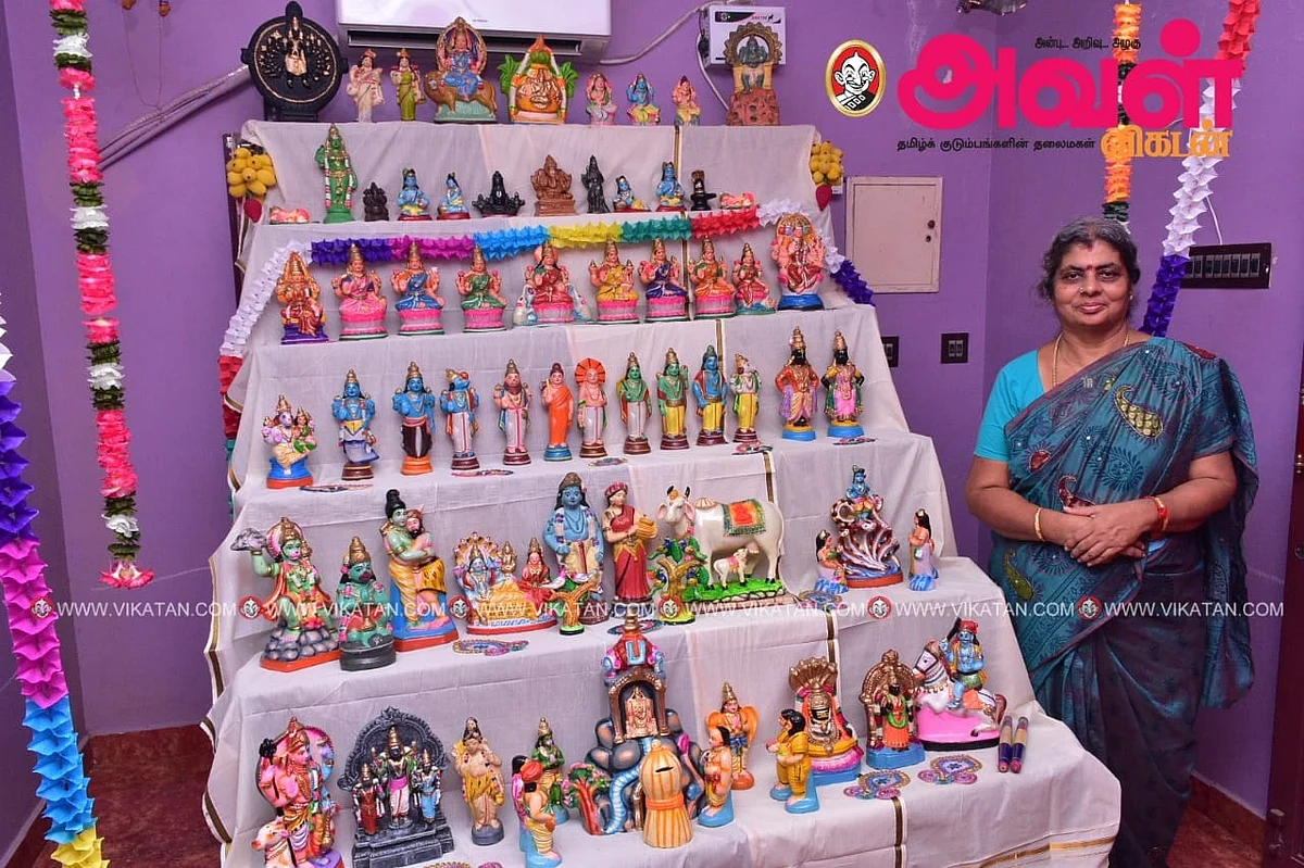 கொலுவுடன் லெட்சுமி தேவி