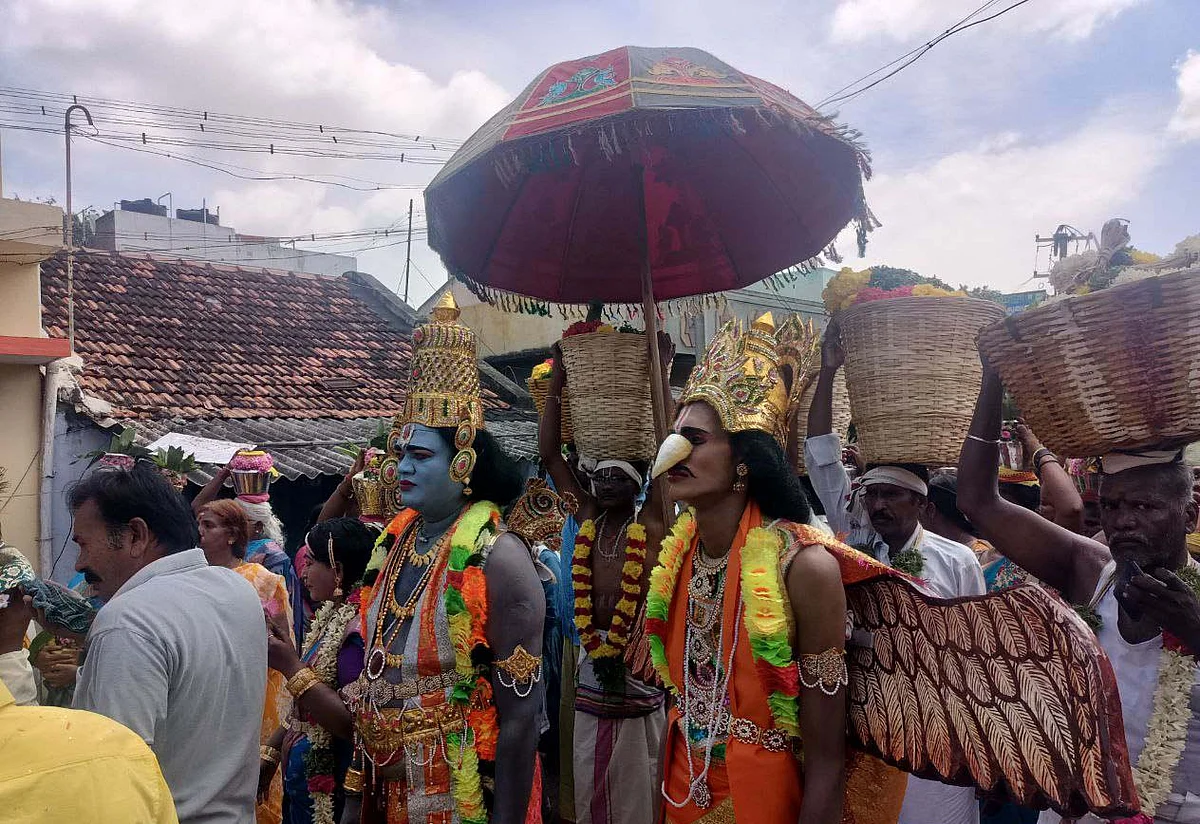 சுவாமிகள் வேடமணிந்து ஊர்வலம்