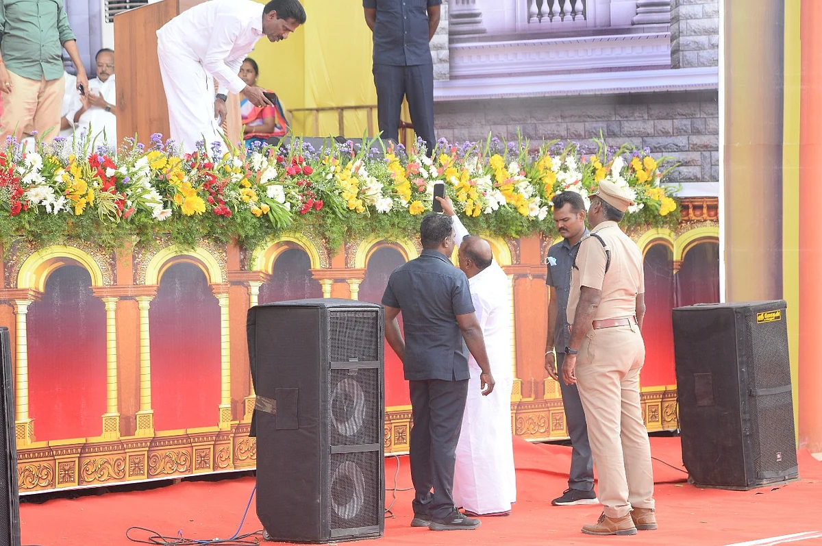 கூட்டத்தில் திப்பம்பட்டி ஆறுச்சாமி