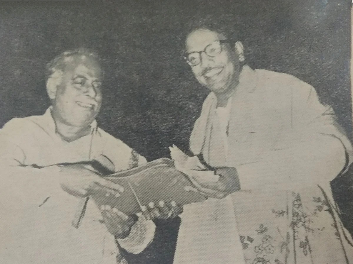 `கடற்கரையில் காற்று வாங்கியது போதுமண்ணா; எழுந்து வா எம் அண்ணா!'
