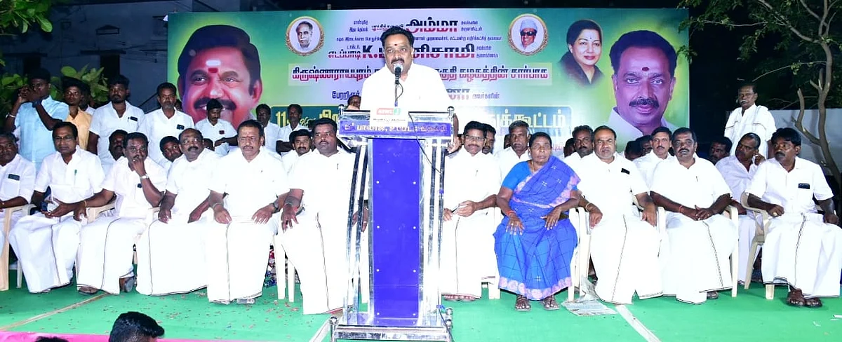 கூட்டத்தில் பேசும் எம்.ஆர்.விஜயபாஸ்கர்