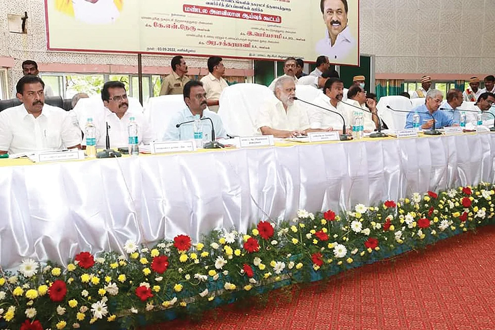 அடாவடி அமைச்சர்கள்... அதிகாரத் திமிர்... அடக்குவாரா முதல்வர்?