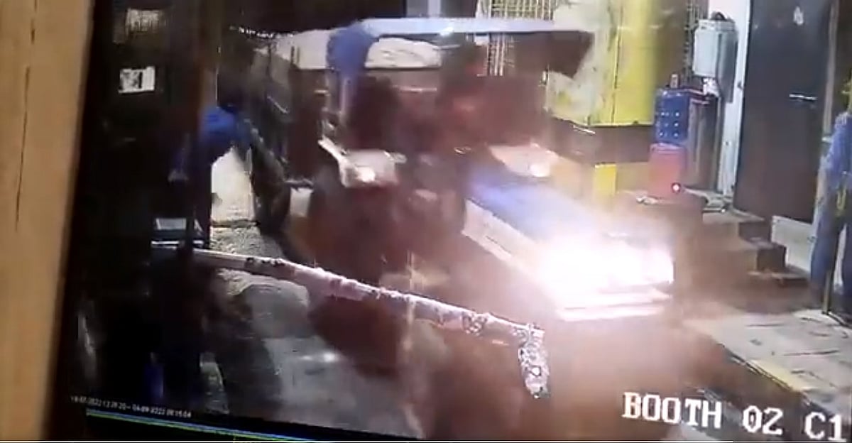 உ.பி: சுங்கச்சாவடி தடுப்பை உடைத்து அடுத்தடுத்துச் சென்ற 13 ட்ராக்டர்கள் - அதிர வைக்கும் மணல் மாஃபியா