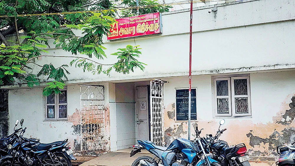 சம்பளம் காரைக்காலில்... வேலை புதுவையிலா? - நோயாளிகளைத் தவிக்கவிடும் அரசு மருத்துவர்கள்