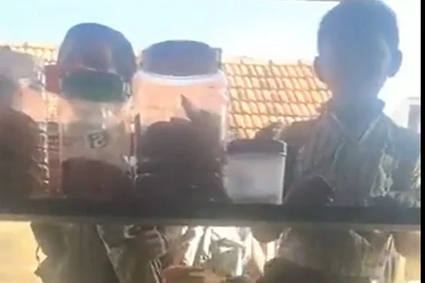கடையின் முன்பாக ஏமாற்றத்துடன் சிறுவர்கள்