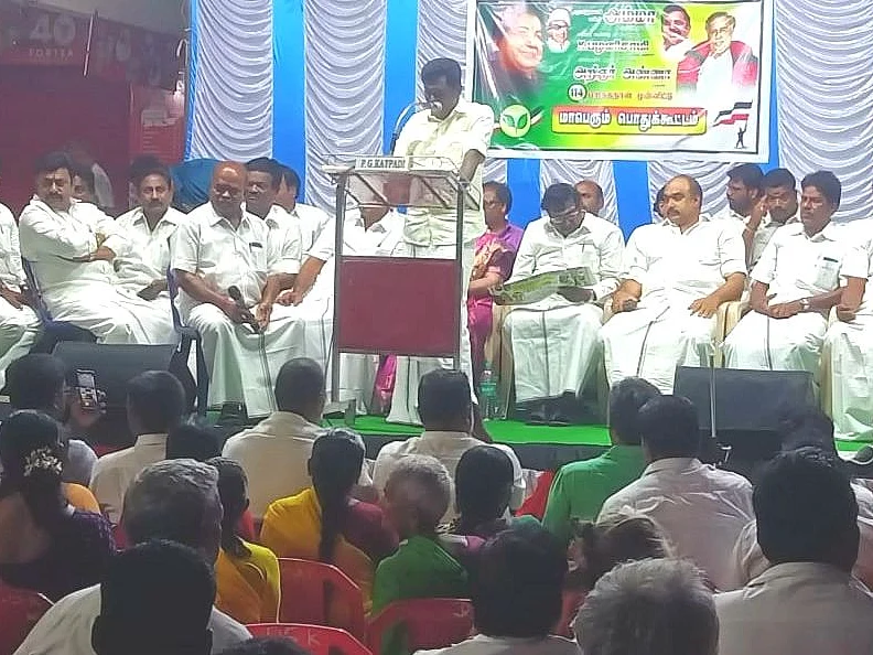 ``துரைமுருகன்தான் ஊருக்கு எதுவும் செய்யவில்லை; நாமாவது அவருக்குச் செய்வோம்’’ -கலாய்த்த வேலூர் அதிமுக