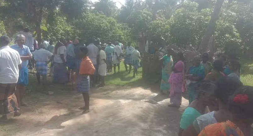 மலைப்பாம்பை பார்க்க வந்த கூட்டம்