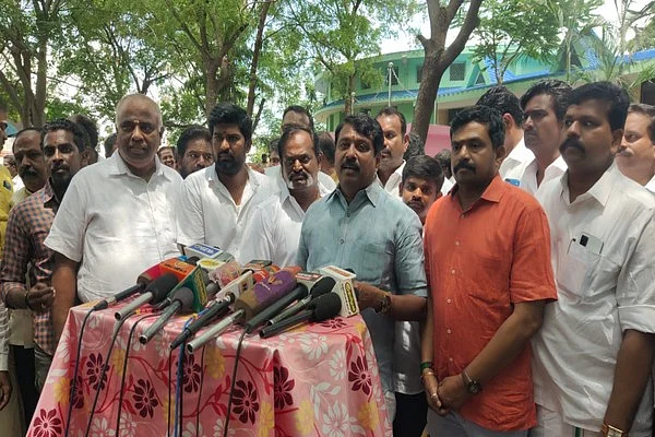 செய்தியாளர்களுக்கு பேட்டி