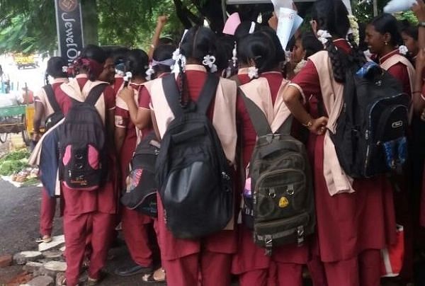 பள்ளி மாணவிகள்