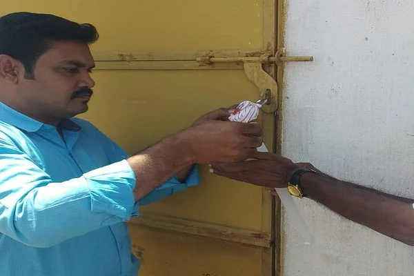 சீல் வைக்கப்பட்ட கடை