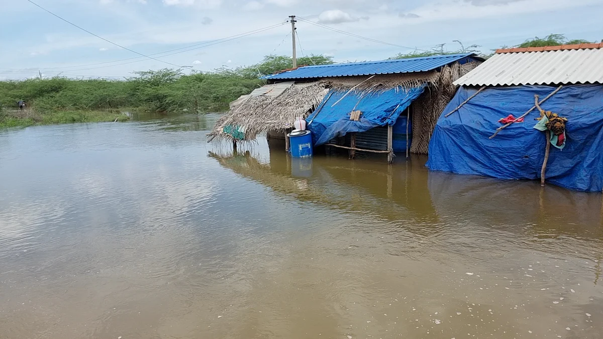 குடிசை வீடுகளை சூழ்ந்துள்ள வெள்ளநீர்