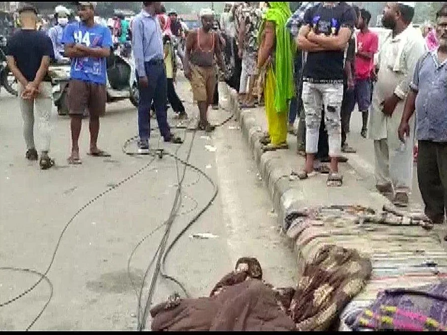 நள்ளிரவு நேரம்; அதிவேகமாக வந்த லாரி - சாலை தடுப்பில் உறங்கிக்கொண்டிருந்தவர்களுக்கு நேர்ந்த சோகம்!