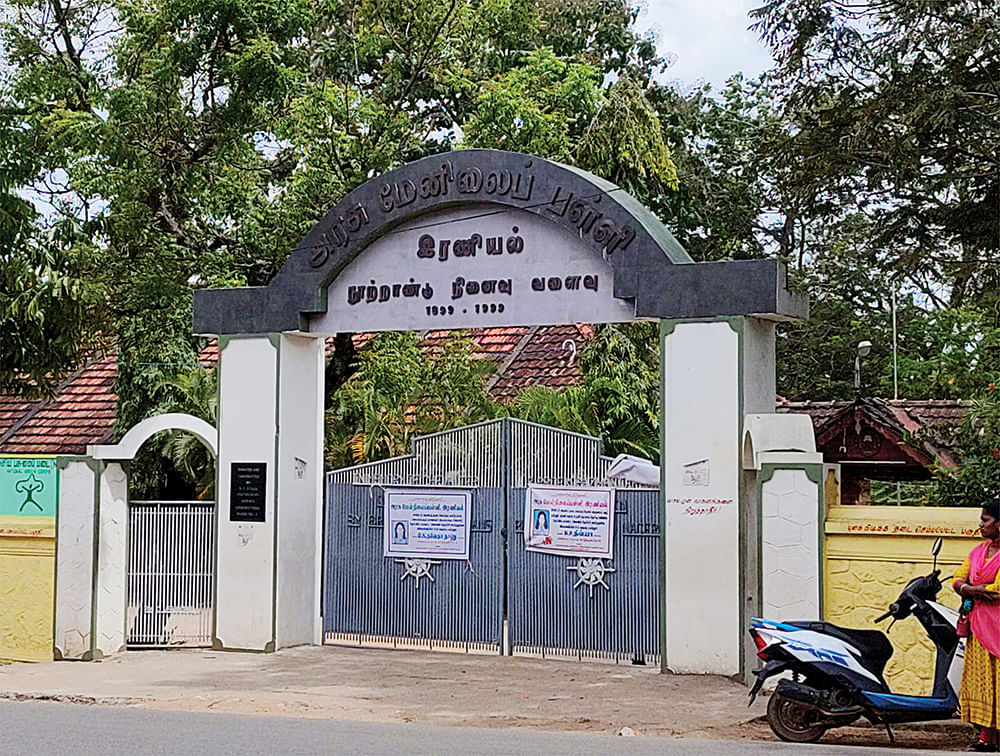 நீங்களெல்லாம் அங்க இருந்துதான் வந்தீங்க..! - செக்ஸ் பாடம் நடத்திய வக்கிர ஆசிரியர்
