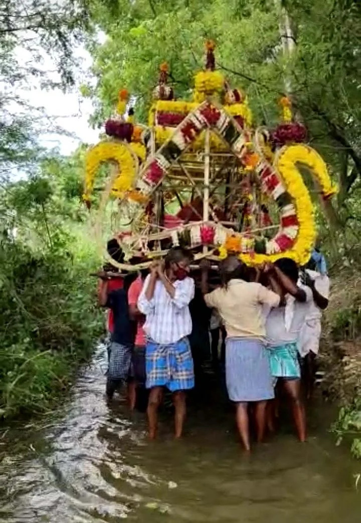 ஓடை வழி நடக்கும் இறுதி பயணம் (பழைய போட்டோ)