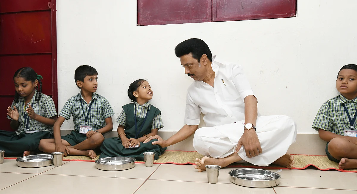 மாணவர்களுடன் உணவருந்திய முதல்வர்