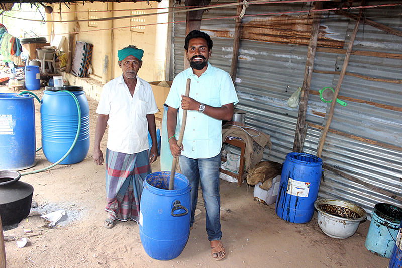 இடுபொருள்களுடன் பாலாஜி