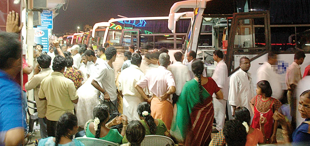 விழாக்கால ‘வேட்டை’யில் ஆம்னி பேருந்துகள்! - சட்டத் திருத்தம் கொண்டுவருமா தமிழக அரசு?