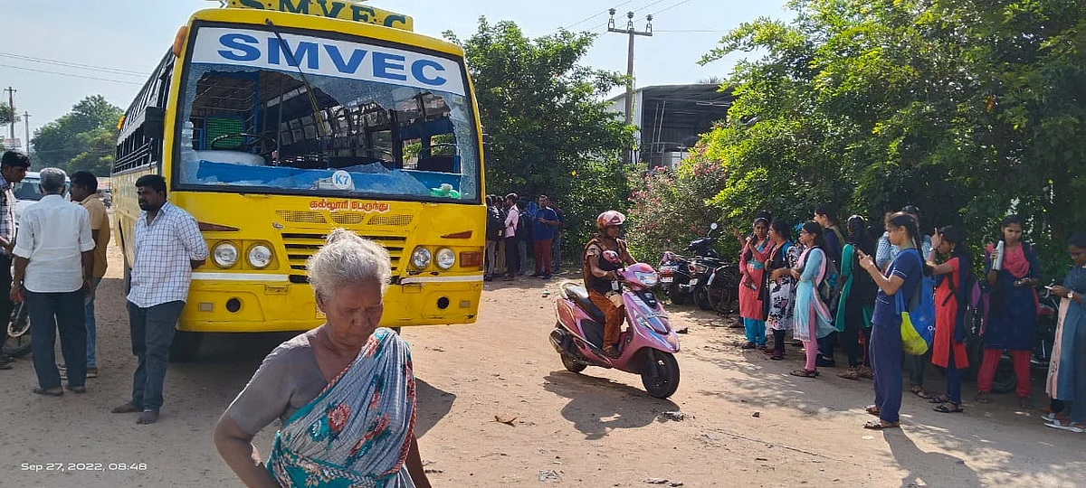 இந்து முன்னணி பந்த் போராட்டத்தில் உடைக்கப்பட்ட கல்லூரி பேருந்து