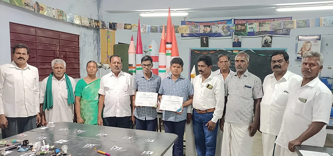மாணவர்களை பாராட்டும் ஊர் மக்கள்