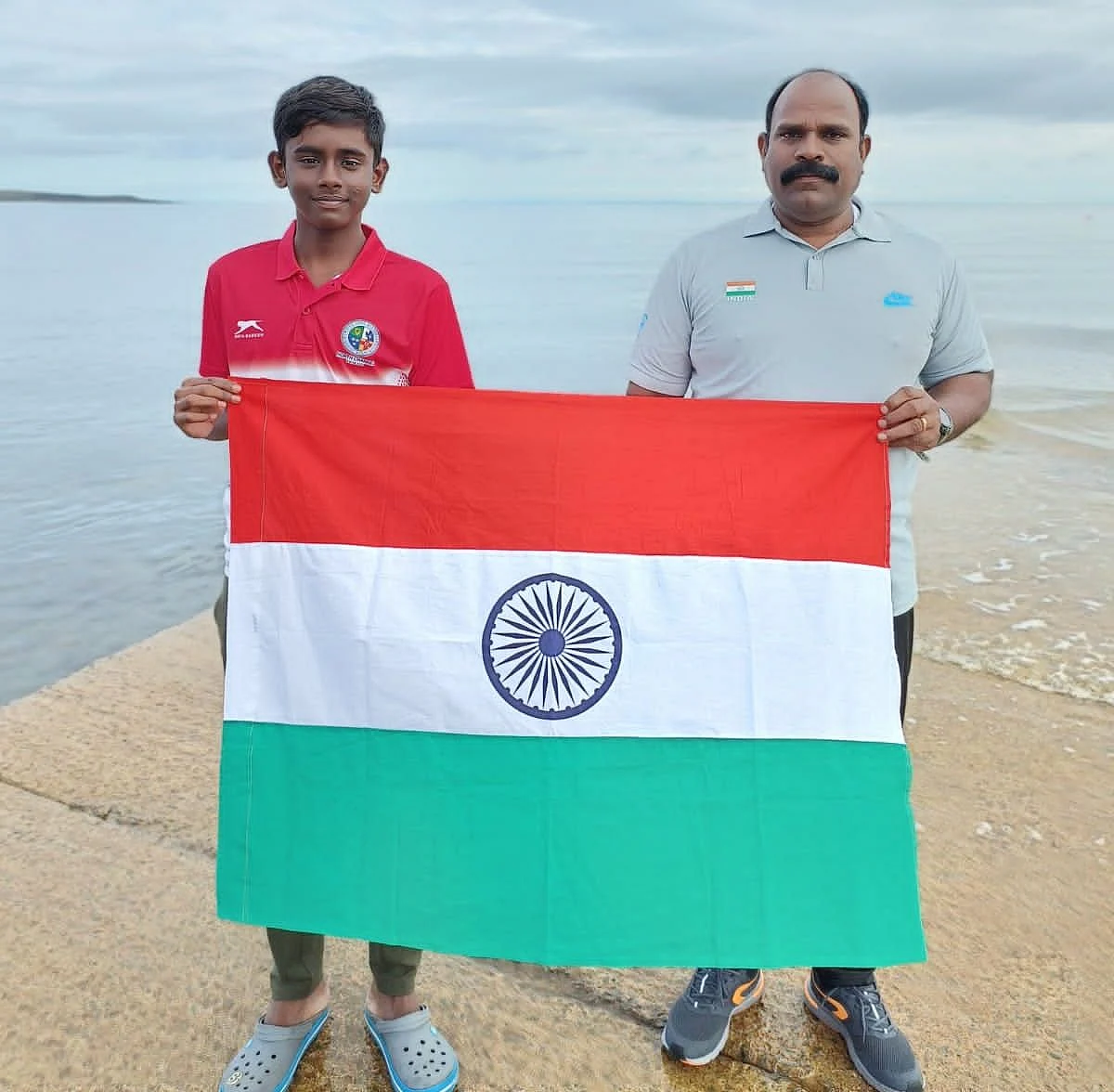 பயிற்சியாளர் விஜயகுமாருடன் சினேகன்
